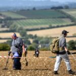 Metalldetektor findet „magischen“ mittelalterlichen Ring im Feld