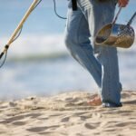 Schatzsucher glaubt, beim Absuchen eines Strandes Glück gehabt zu haben