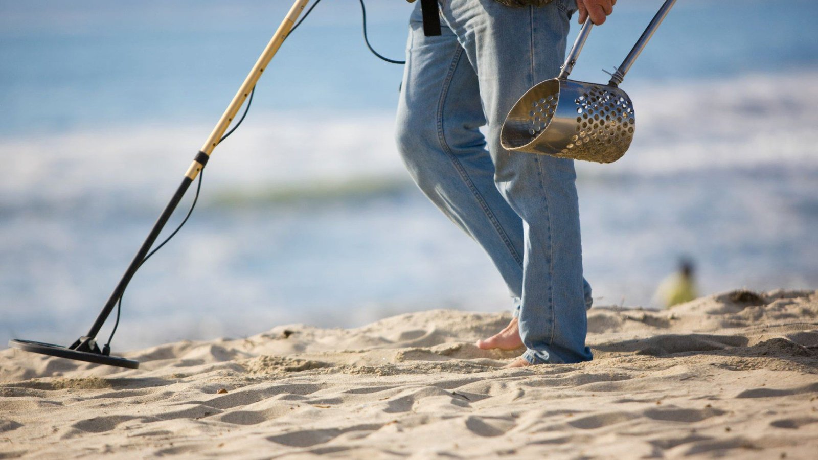 Schatzsucher glaubt, beim Absuchen eines Strandes Glück gehabt zu haben